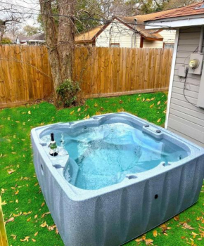 Comfy 5BR Holiday Home with Hot Tub, 10min from NGR Stadium